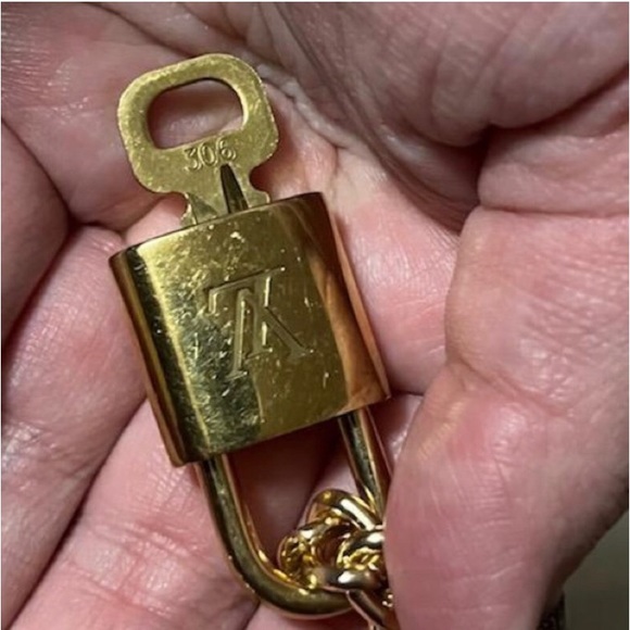 π₯#306 LOUIS VUITTON LOCK & KEY NECKLACEπ₯ - Picture 6 of 8